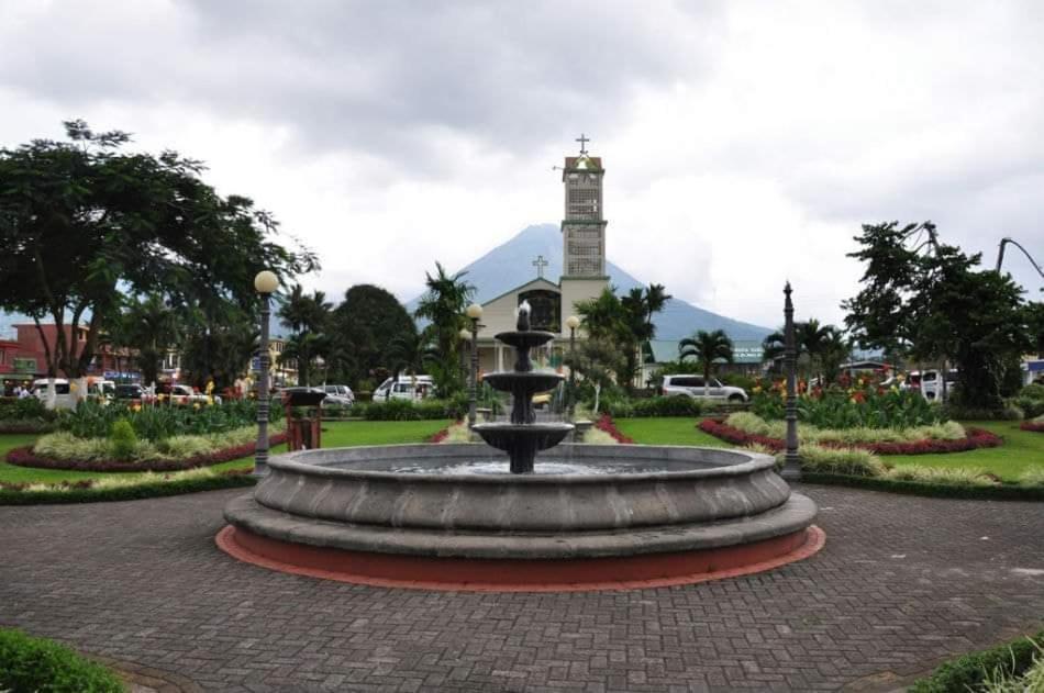 Hotel Sleeping Mountain Arenal La Fortuna Exterior foto